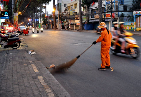 Tả hình dáng và công việc của một chị công nhân vệ sinh đường phố