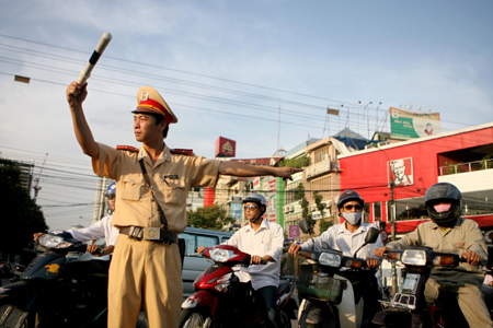 canh sat giao thong giaoducvietnam 15 Tả chú cảnh sát điều khiển phương tiện giao thông