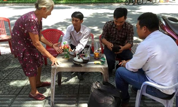 diba2 IIAQ Hãy hình dung và tả lại Bà cụ bán hàng nước chè trong bài viết của Nguyễn Tuân
