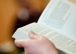 Cảm nghĩ về nhân vật anh thanh niên trong tác phẩm Lặng lẽ Sa Pa của Nguyễn Thành Long.