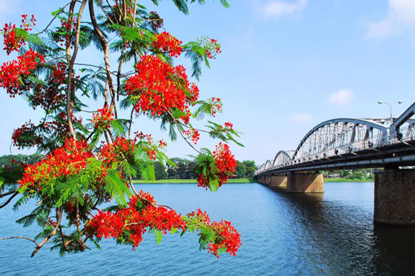 Cảm nhận vẻ đẹp dòng sông hương qua bài “Ai đã đặt tên cho dòng sông” của Hoàng Phủ Ngọc Tường